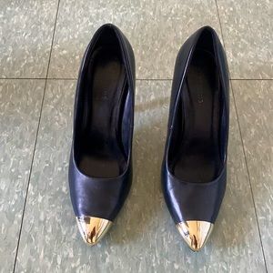 Black classic pump with gold tip - Size 10